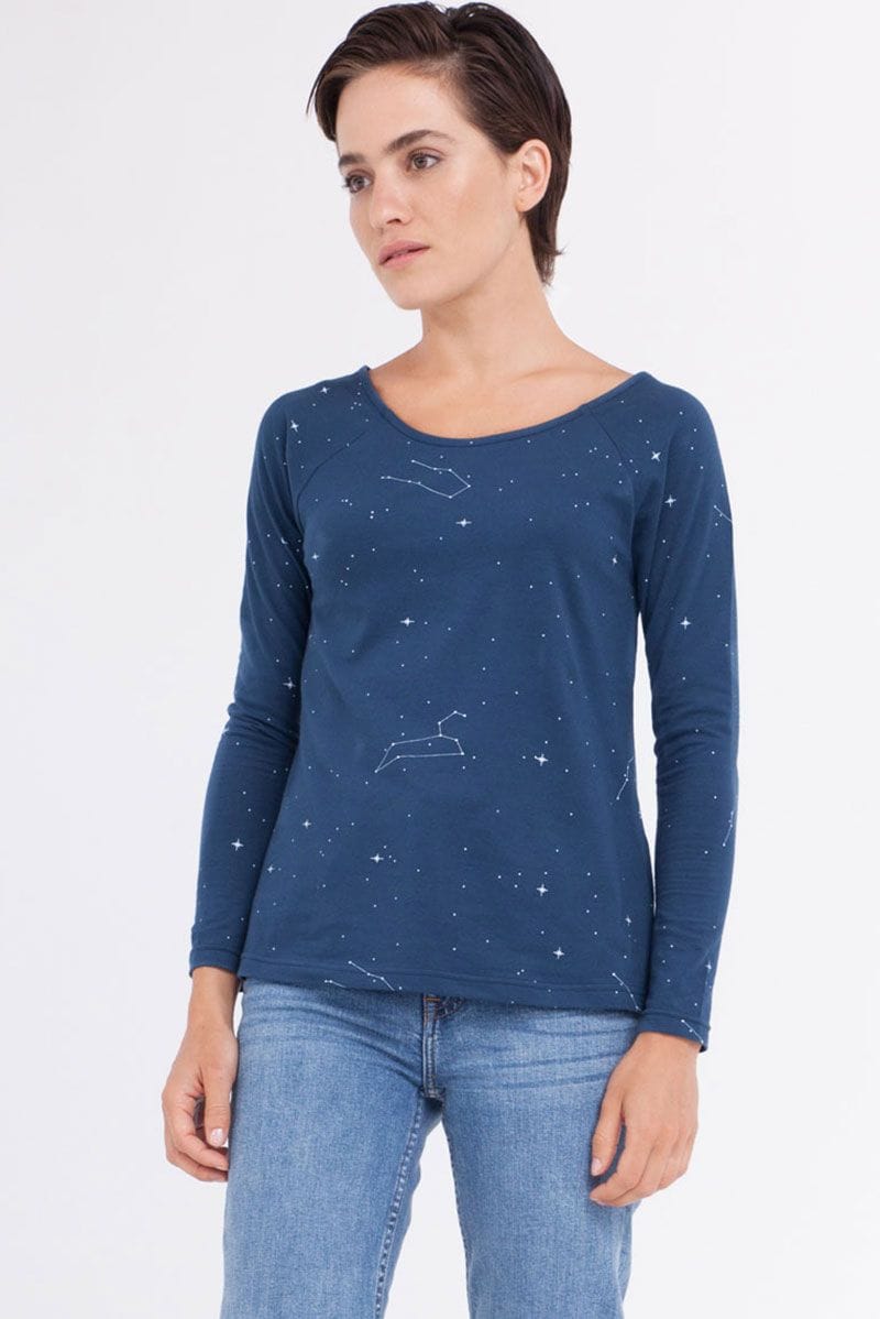 Camiseta manga larga azul estampado constelaciones