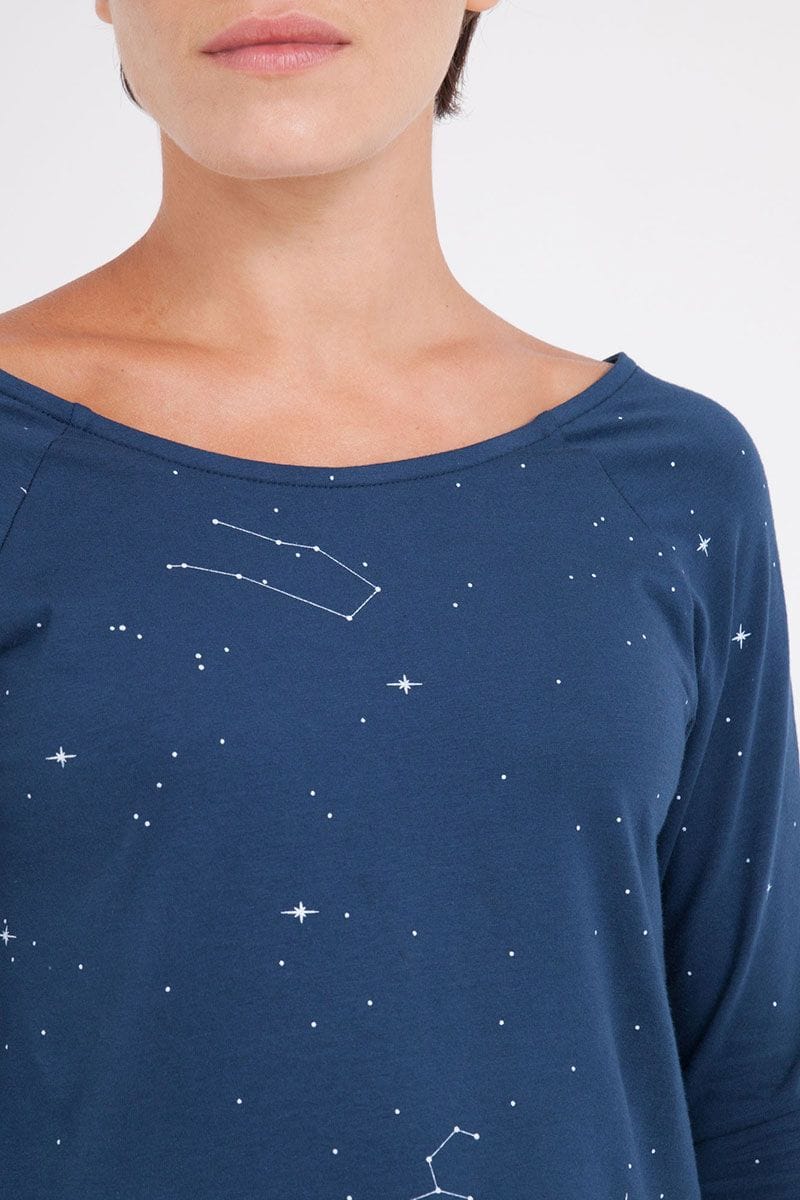 Camiseta manga larga azul estampado constelaciones - Imagen 3
