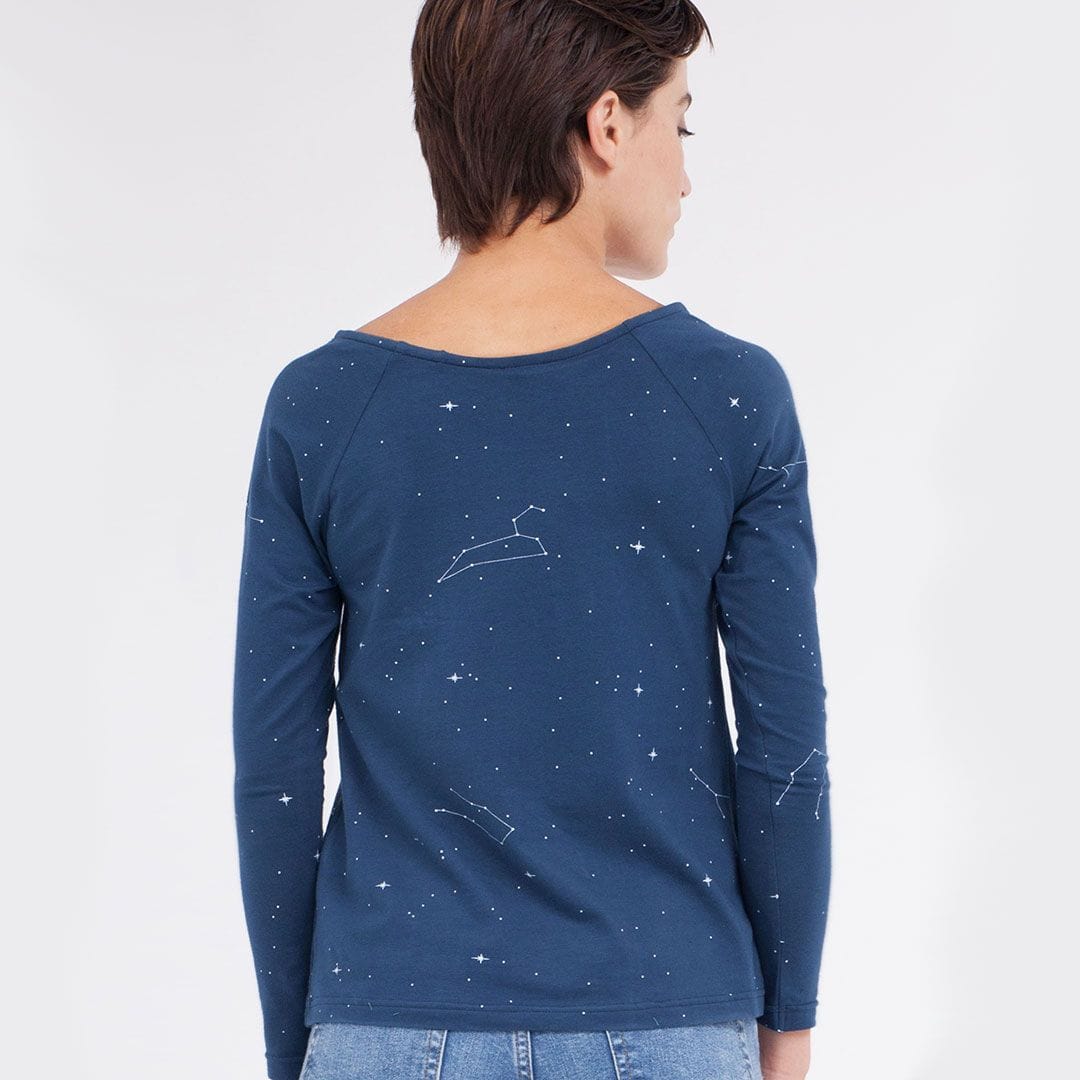 Camiseta manga larga azul estampado constelaciones - Imagen 2